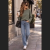 Sweter khaki z dekoltem w łódkę i subtelną aplikacją